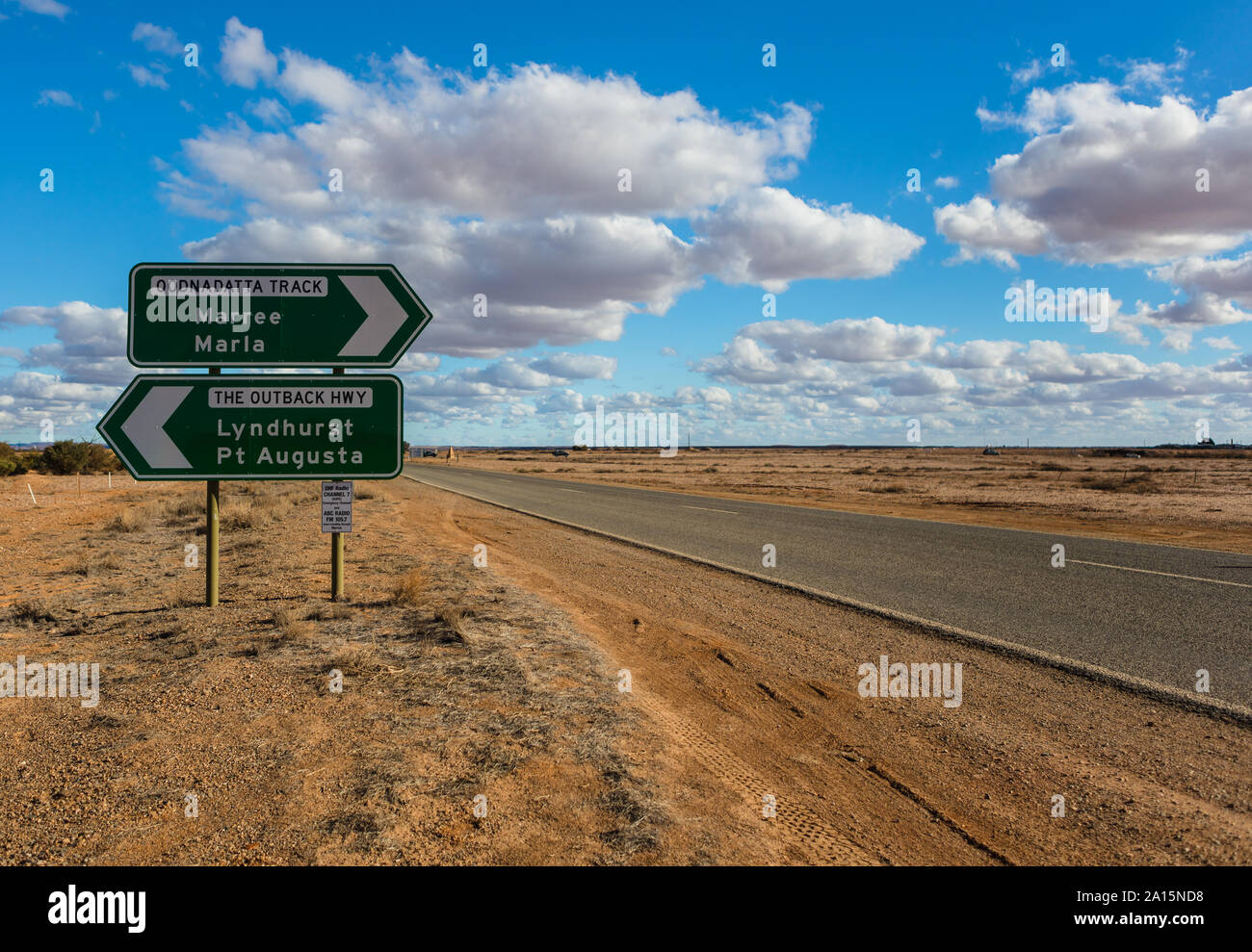 Au bout de la piste Birdsville, vous avez deux options : l'autoroute Outback sur votre gauche ou la piste Oonadatta sur votre droite. Que choisirez-vous Banque D'Images