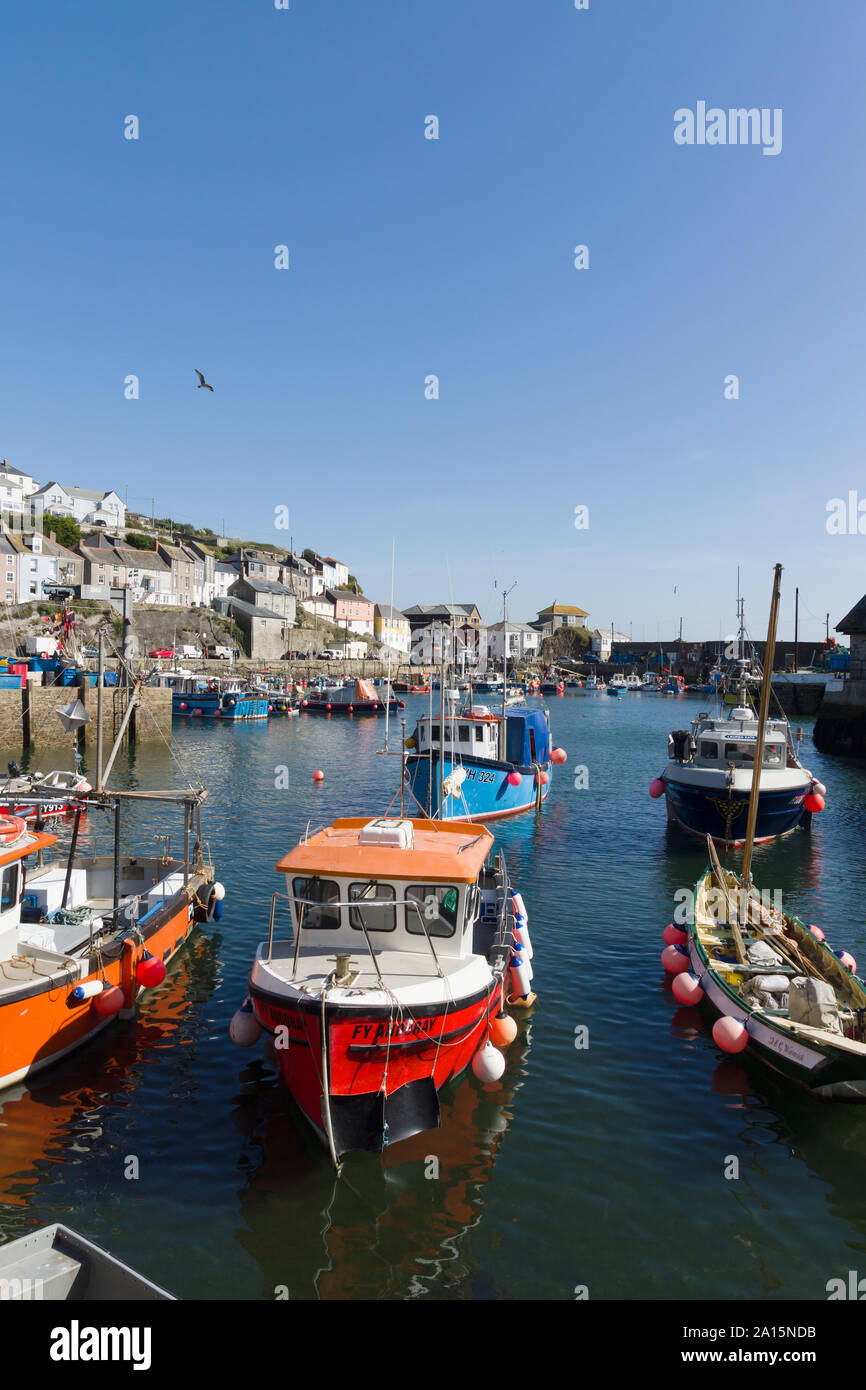 Mevagissey port avec bateaux à l'ancre le village se trouve dans la région de Cornouailles de beauté naturelle exceptionnelle Banque D'Images