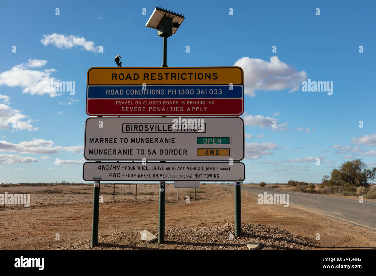 Quitter Marree le panneau de restriction routière informe les conducteurs des sections de la voie sont ouvertes au public, les conditions de la route changent souvent. Banque D'Images