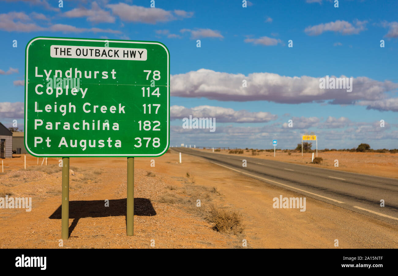Panneau de route australien sur l'Outback Highway, vue en conduisant vers le sud en direction de Port Augusta, Australie méridionale. Banque D'Images