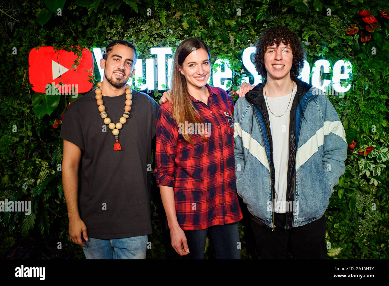 Berlin, Allemagne. Sep 24, 2019. Jay Samuelz (à gauche) et Ayra Lee (à droite), avec leurs 'canal YouTuber Jay & Ayra', et Sally Özcan (M), YouTuberin avec leur canal 'Sallys Welt', sont debout devant l'allumé logo YouTube lors d'un événement pour l'ouverture du nouveau espace YouTube. Le nouvel espace dans le quartier de Mitte est destiné à aider les gens créatifs avec de nouvelles possibilités techniques et créatives pour créer du contenu pour la plate-forme vidéo YouTube. Credit : Gregor Fischer/dpa/Alamy Live News Banque D'Images