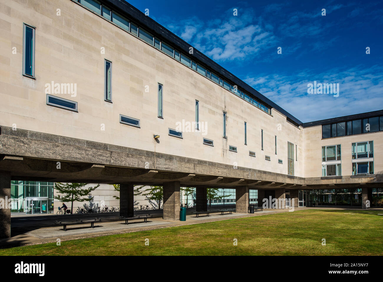 Bâtiment de la faculté surélevée du site de l'université de Cambridge Sidgwick. Architectes Casson, Condor & Partners 1961 (Sir Hugh Casson). Architecture de Cambridge. Banque D'Images
