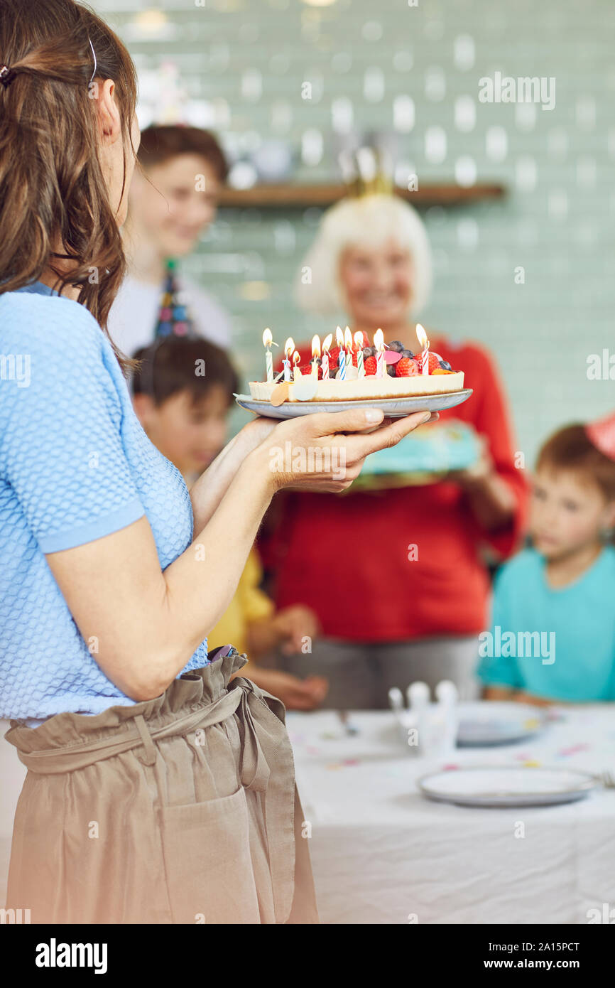 Mère et fils célèbre grand-mère, anniversaire dans la cuisine Banque D'Images