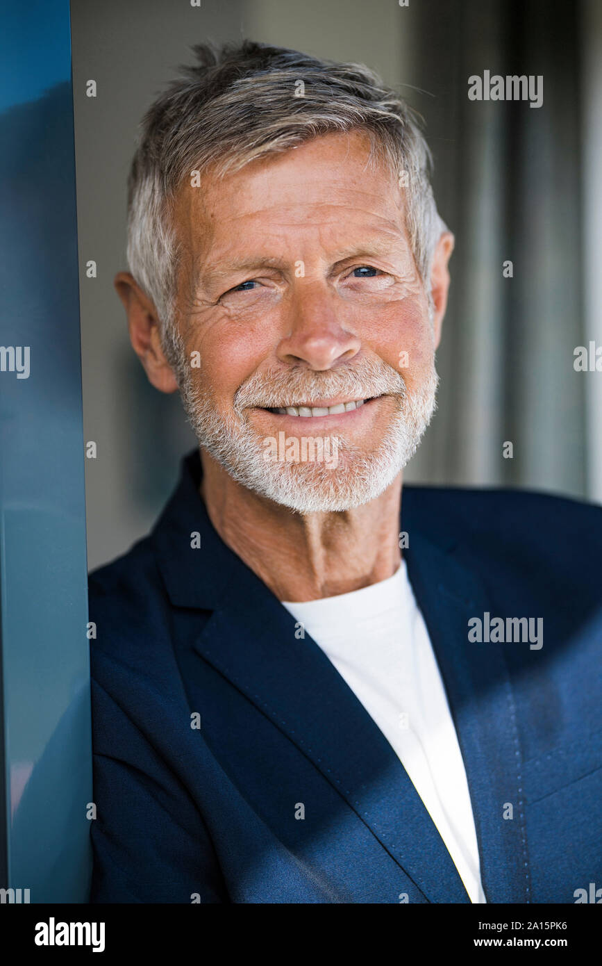 Portrait of smiling senior businessman Banque D'Images