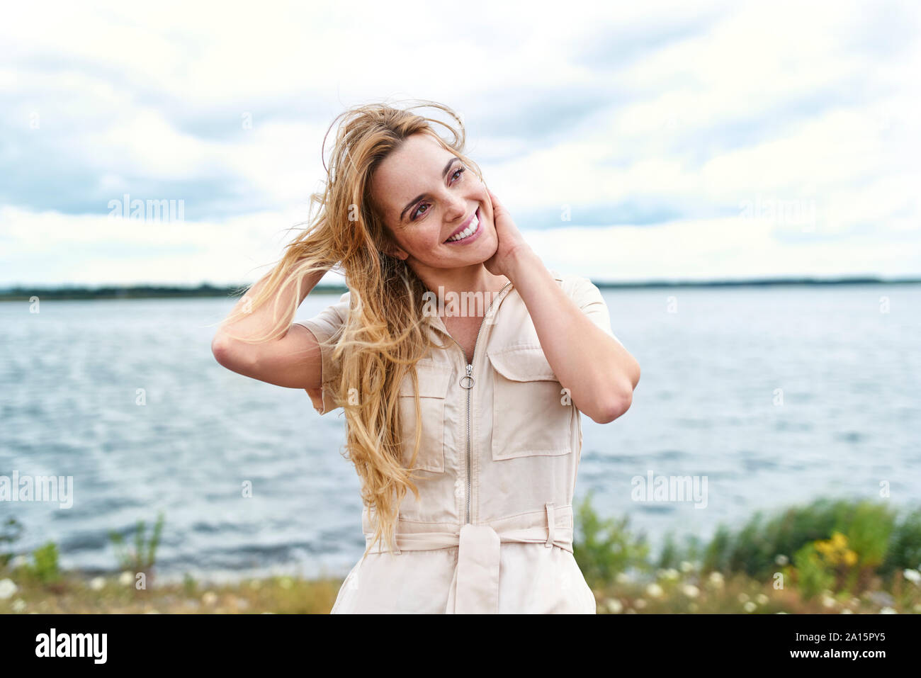 Femme heureuse au bord de lac Banque D'Images Femme heureuse au bord de lac Banque D'Images