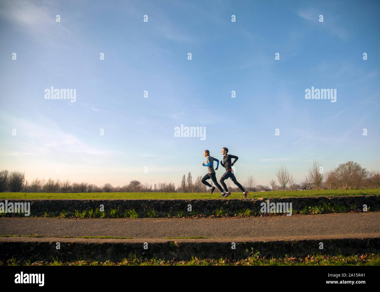 Deux adolescents du jogging dans un parc Banque D'Images