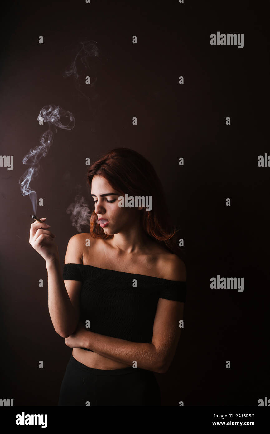 Jeune femme fumer de la marihuana à la maison Banque D'Images