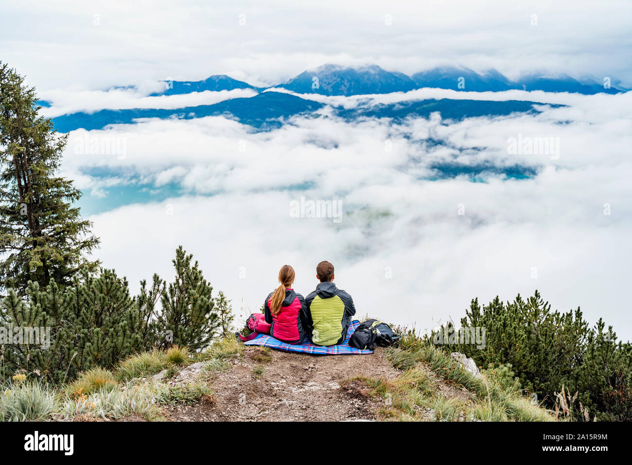 Jeune couple en randonnée dans les montagnes d'avoir une pause, Italia, Bavière, Allemagne Banque D'Images