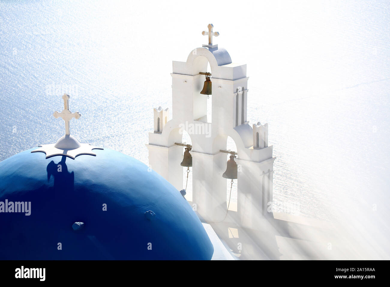 Cloche de l'église et sur la mer au crépuscule, Santorini, Grèce Banque D'Images