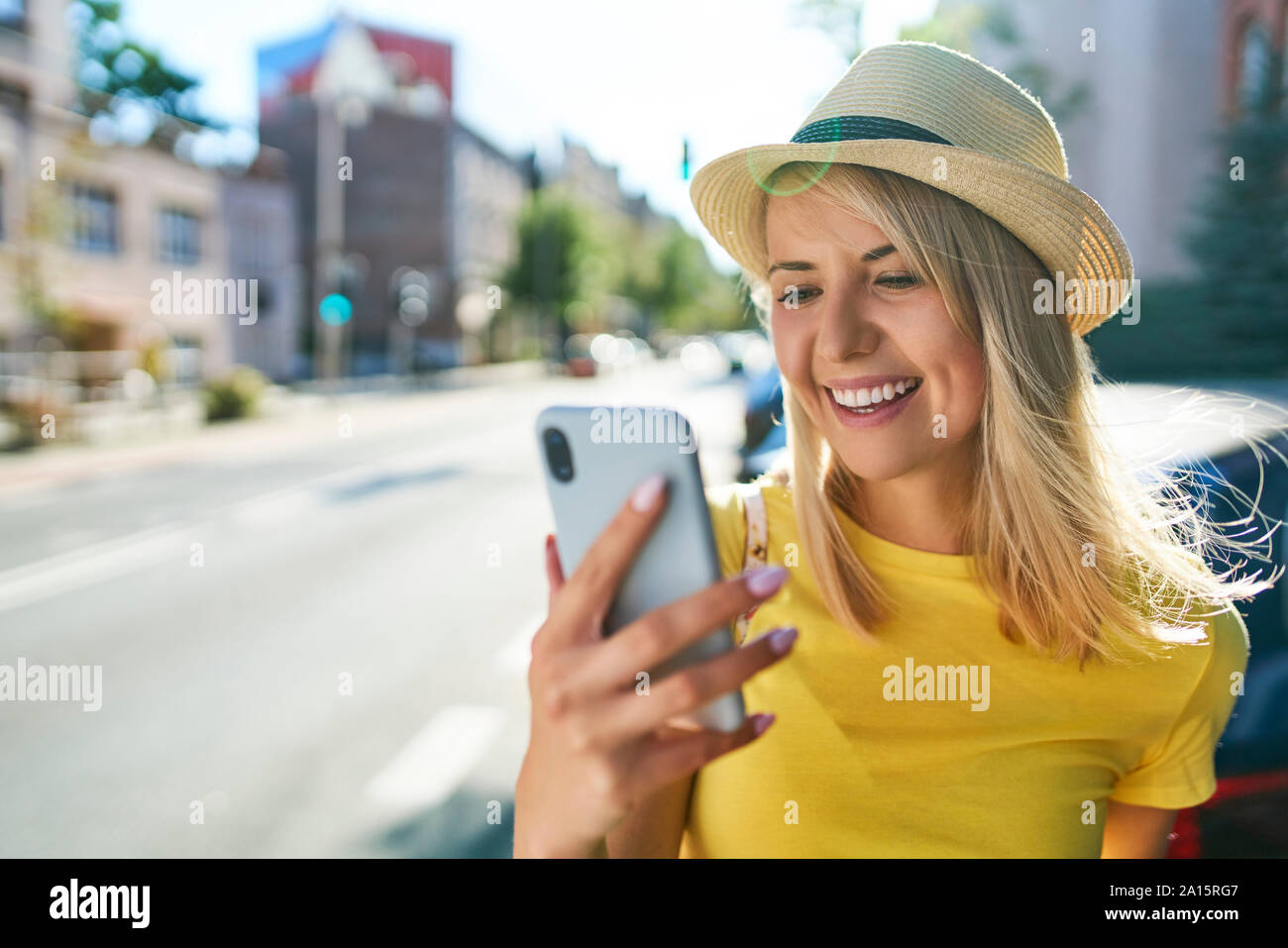 Happy young woman using smartphone dans la ville Banque D'Images Happy young woman using smartphone dans la ville Banque D'Images