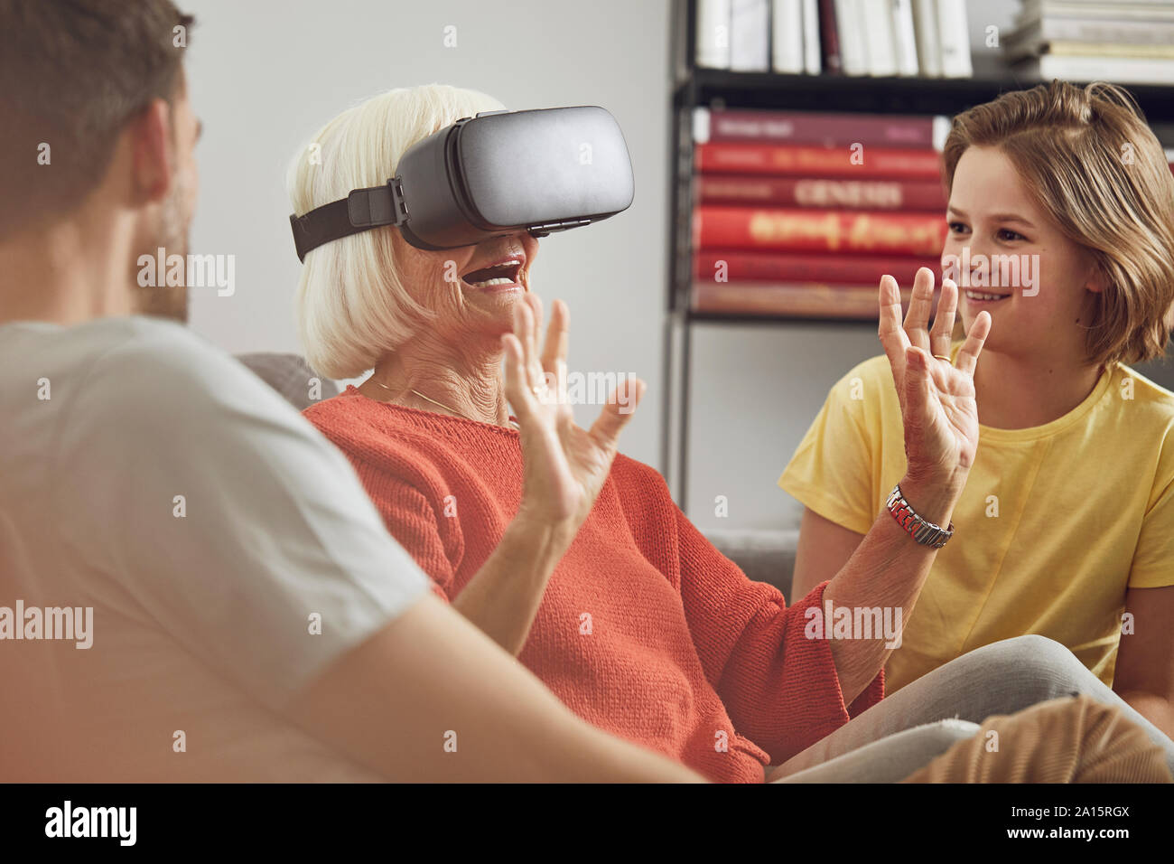 Grand-mère à l'aide de lunettes avec ses petits-fils VR Banque D'Images