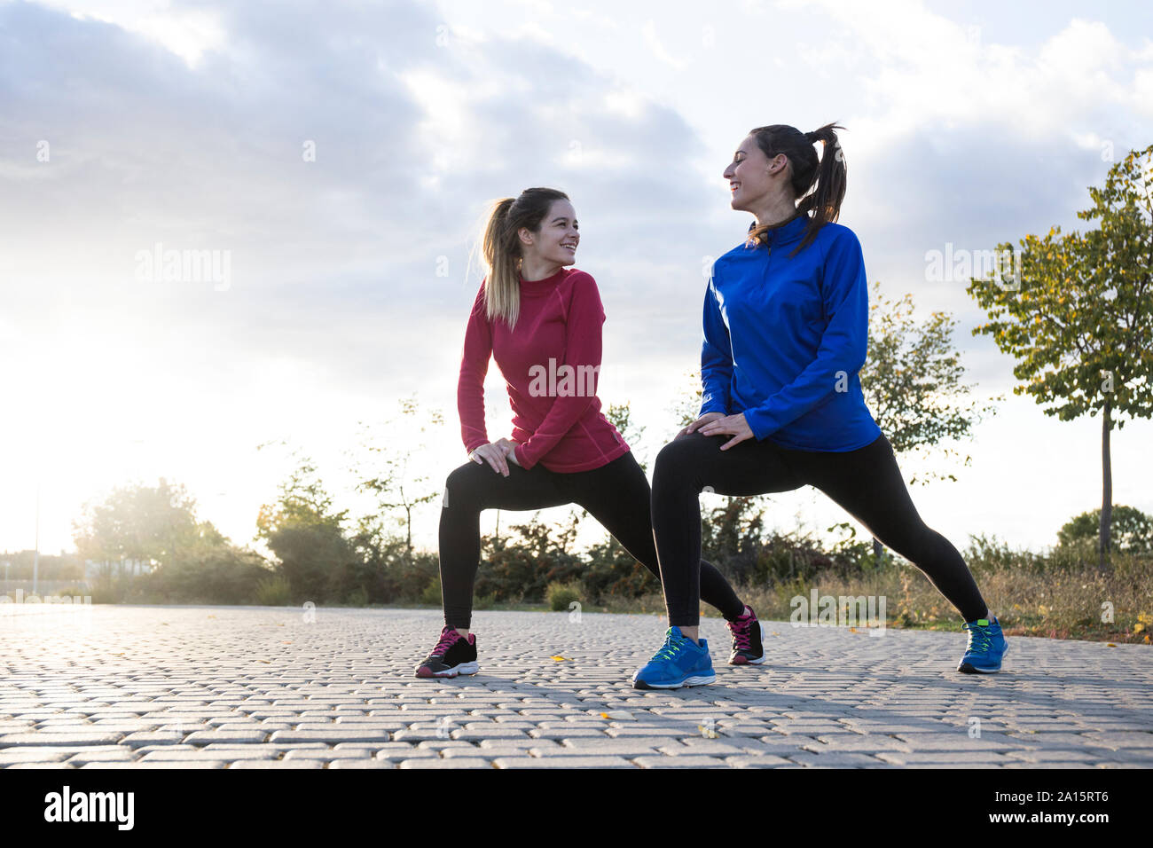 Les femmes s'étend ses jambes dans le parc Banque D'Images