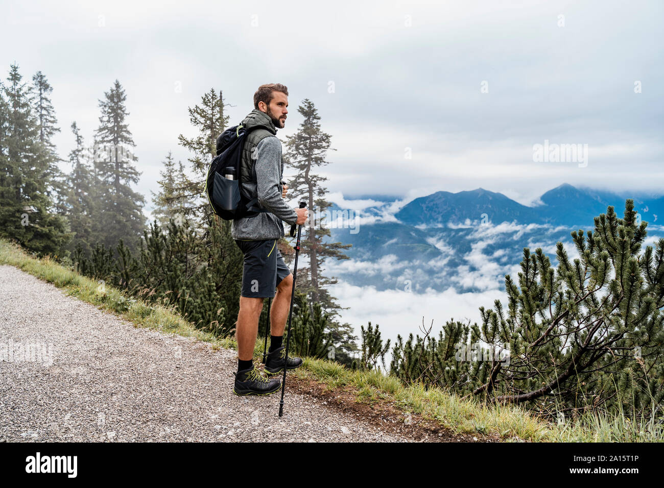 Jeune homme en randonnée dans les montagnes à la recherche à vue, Italia, Bavière, Allemagne Banque D'Images