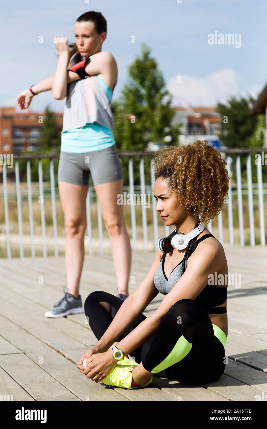 Deux jeunes femmes sportive faisant l'exercice d'étirement Banque D'Images