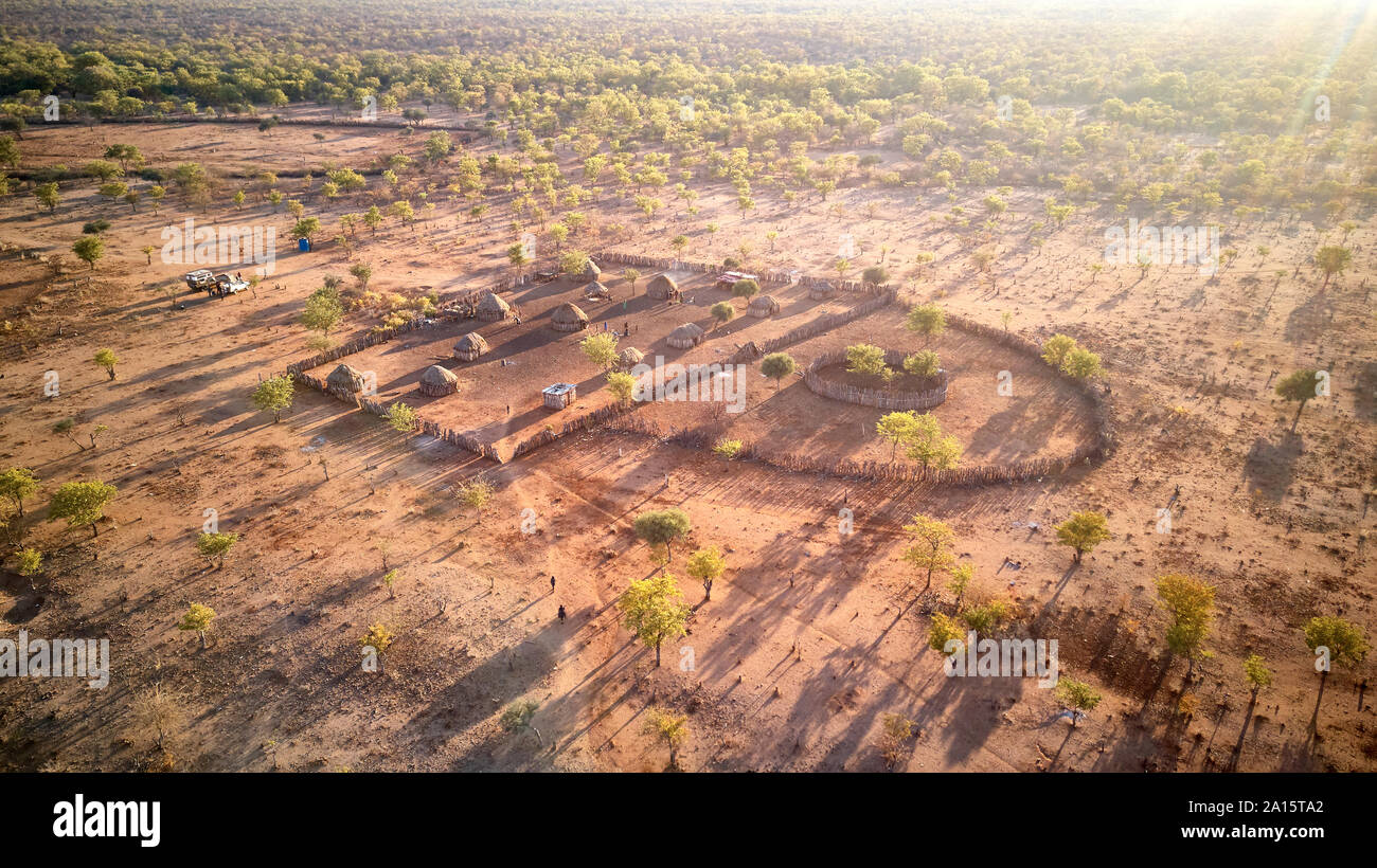 Vue aérienne d'un village de l'Angola, entouré de clôtures Banque D'Images