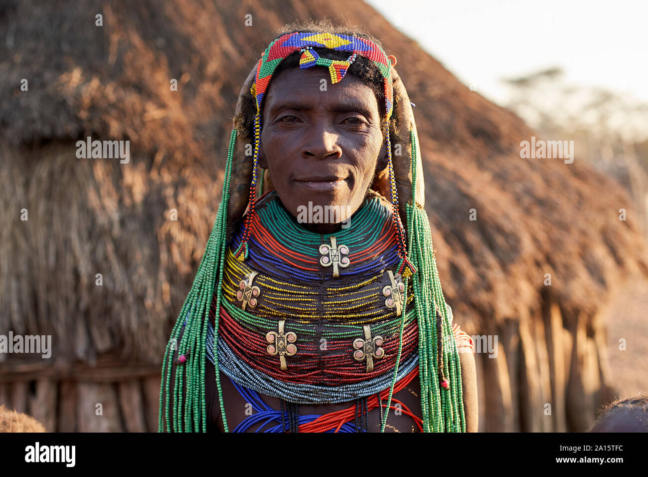 Femme Muhila avec sa coiffure caractéristique et colliers, Kehamba, Chibia, Angola. Banque D'Images