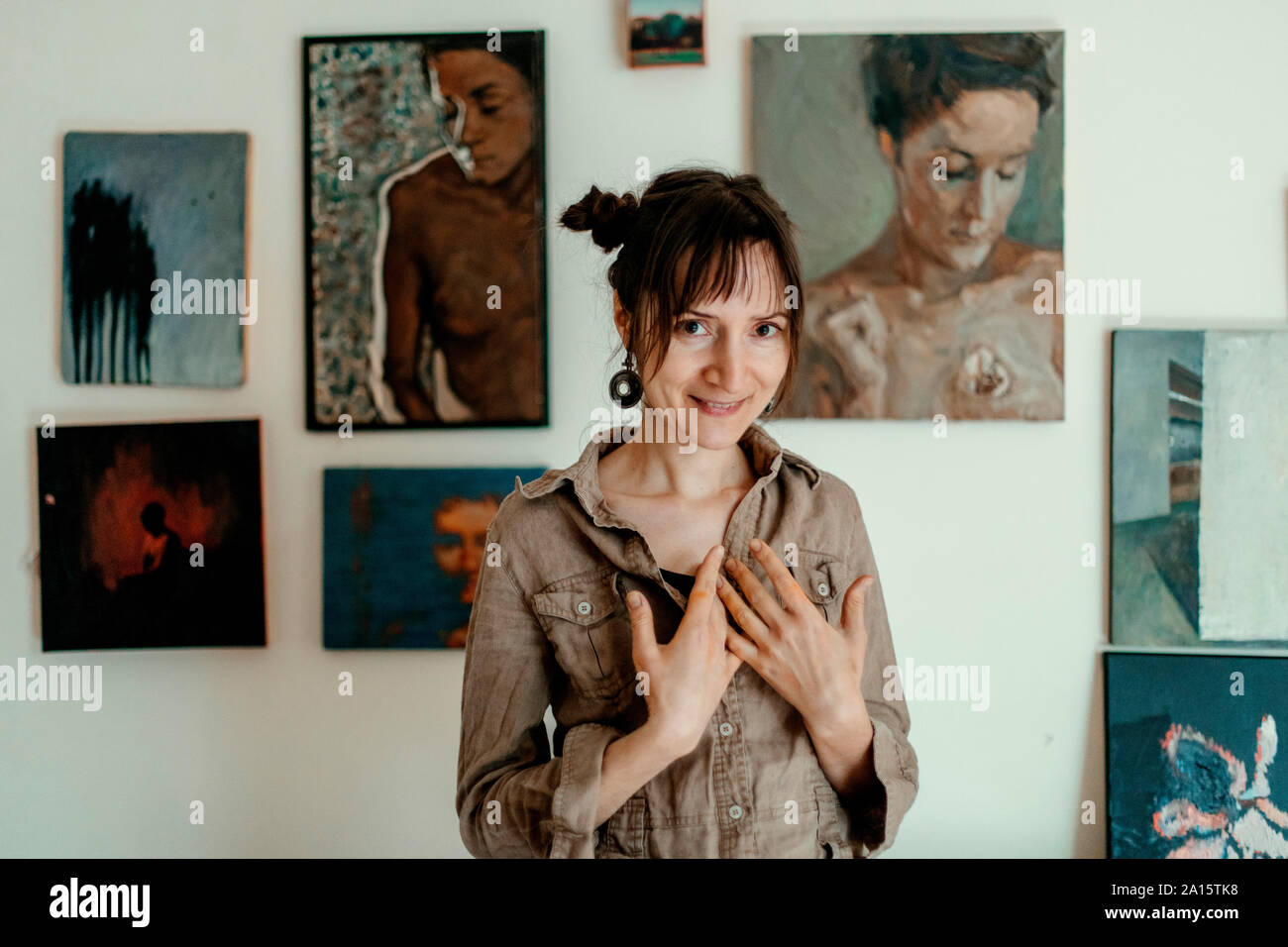 Portrait of a smiling female peintre dans son atelier Banque D'Images