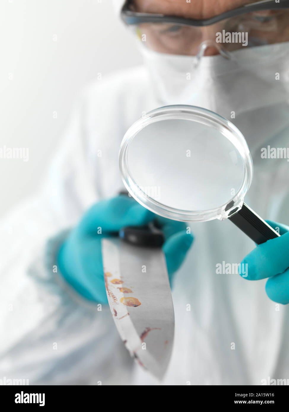 Médecin légiste examinant un couteau tiré d'une scène de crime avec violence dans le laboratoire Banque D'Images