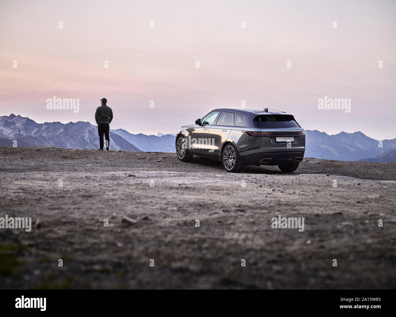 Homme debout à lookout, véhicule utilitaire sport, Tyrol, Autriche Banque D'Images