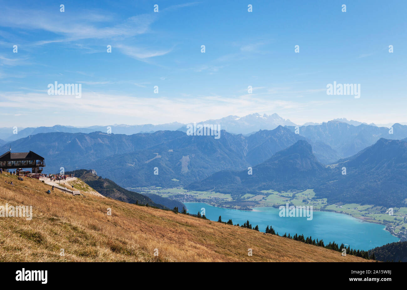 Chemin de fer de montagne Schafberg sur pic avec vue sur le lac Wolfgangsee et les montagnes de Dachstein contre le ciel bleu Banque D'Images