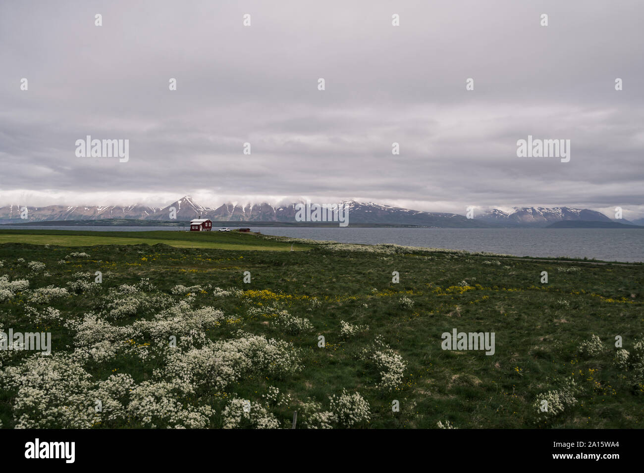 Maison à distance au fjord Eyjafjordur, Islande Banque D'Images