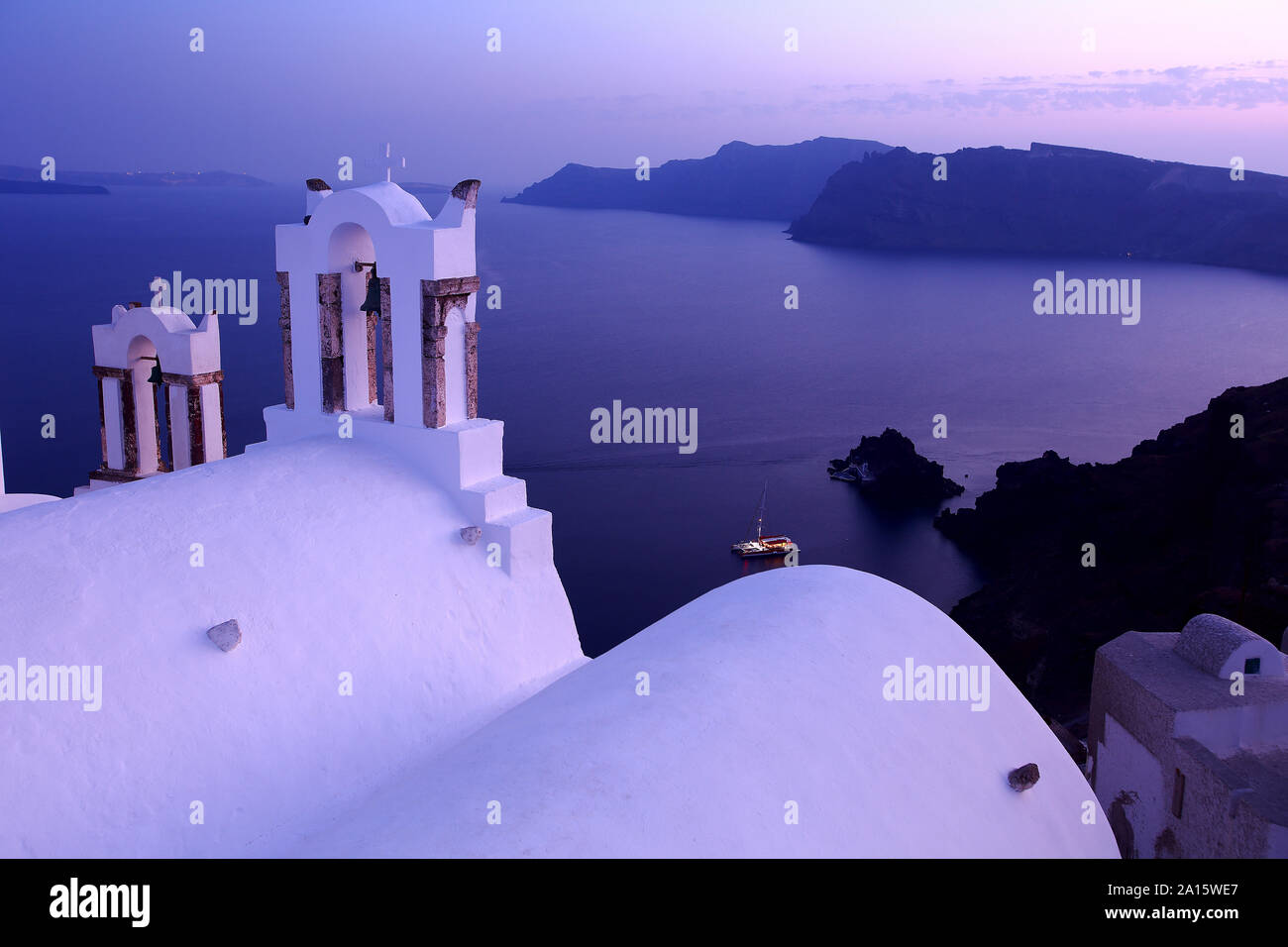 Cloche de l'église et sur la mer au crépuscule, Santorini, Grèce Banque D'Images