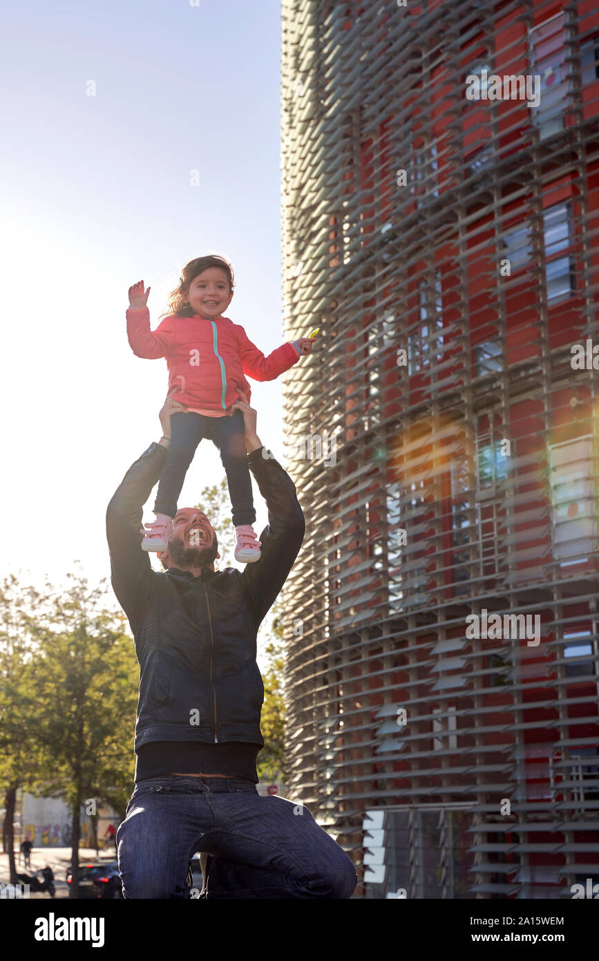 Son père fille tout-petits dans la ville au coucher du soleil, Barcelone, Espagne Banque D'Images