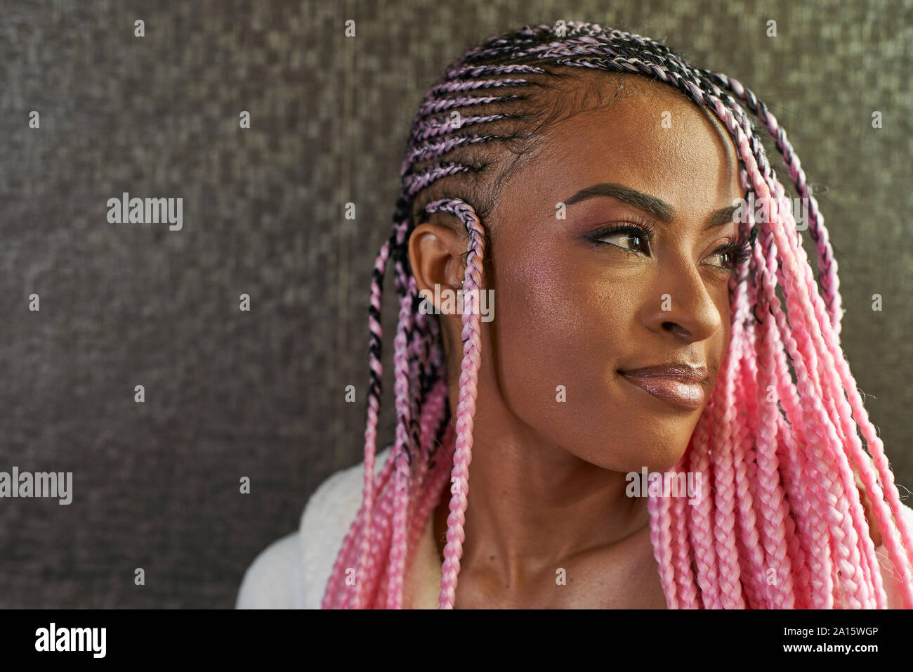 Portrait de jeune femme aux tresses roses Banque D'Images