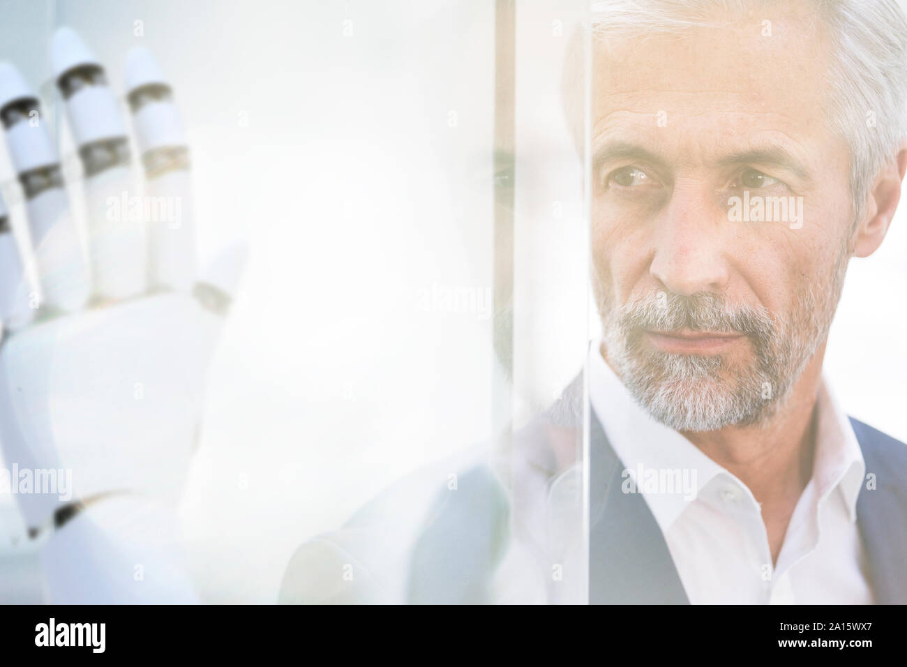 Businessman watching, main robot close up Banque D'Images