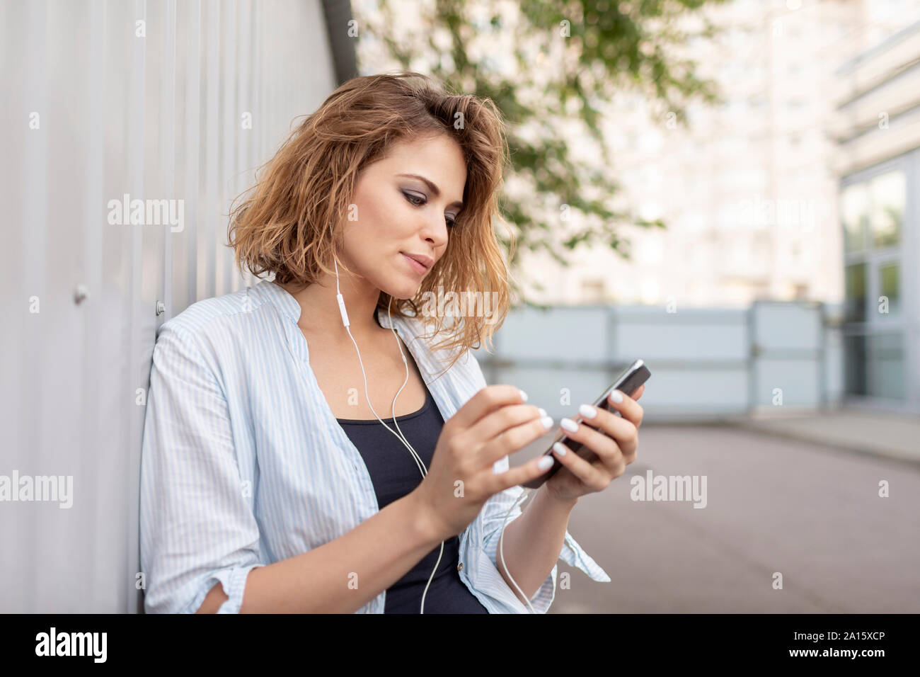 East European woman using smartphone Banque D'Images