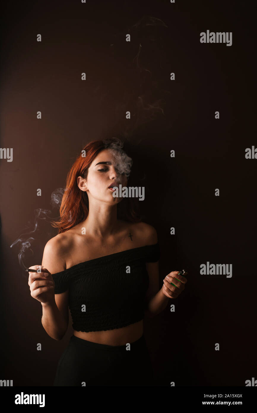 Jeune femme fumer de la marihuana à la maison Banque D'Images