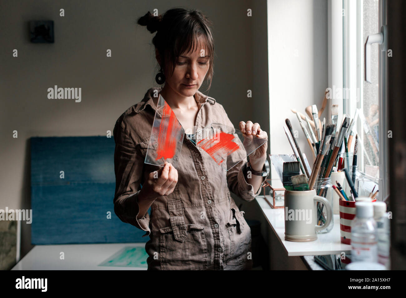 Artiste féminine holding verre dans son atelier Banque D'Images