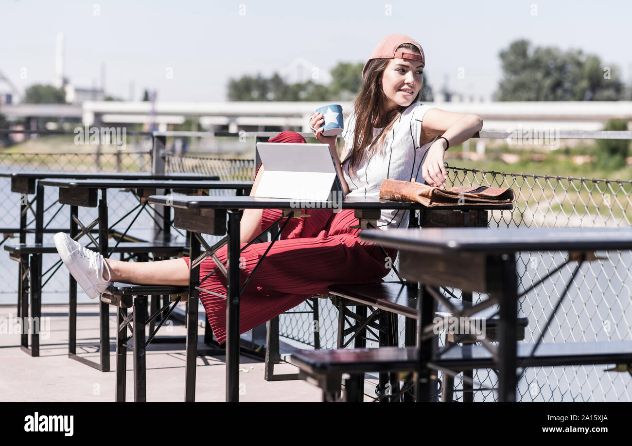 Jeune femme de détente dans un jardin à bière autour de Banque D'Images