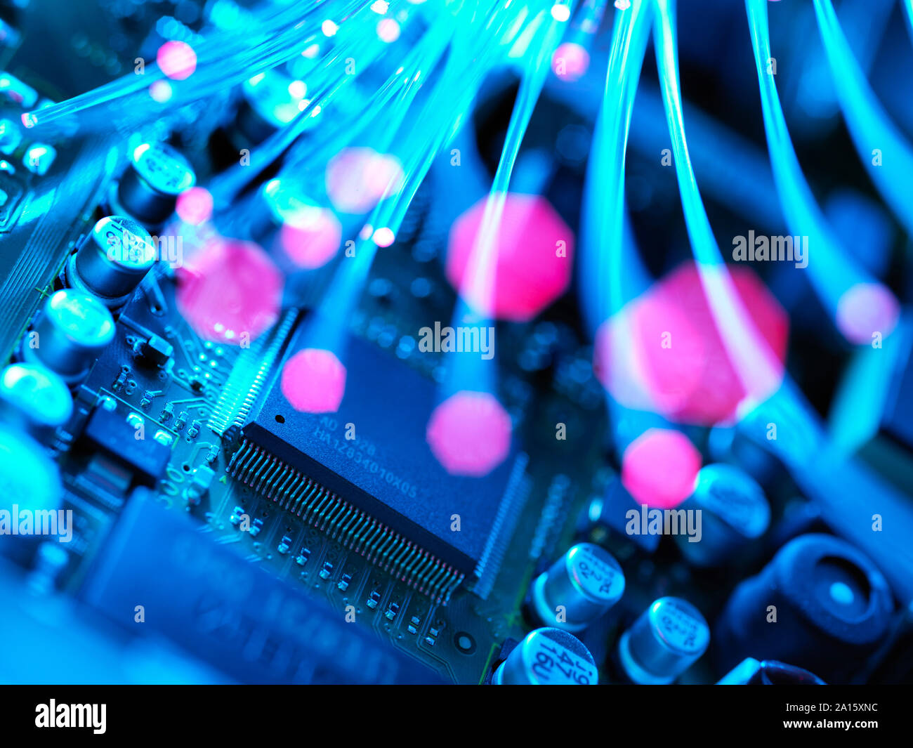 La fibre optique acheminant des données passant à travers la carte de circuits électroniques Banque D'Images