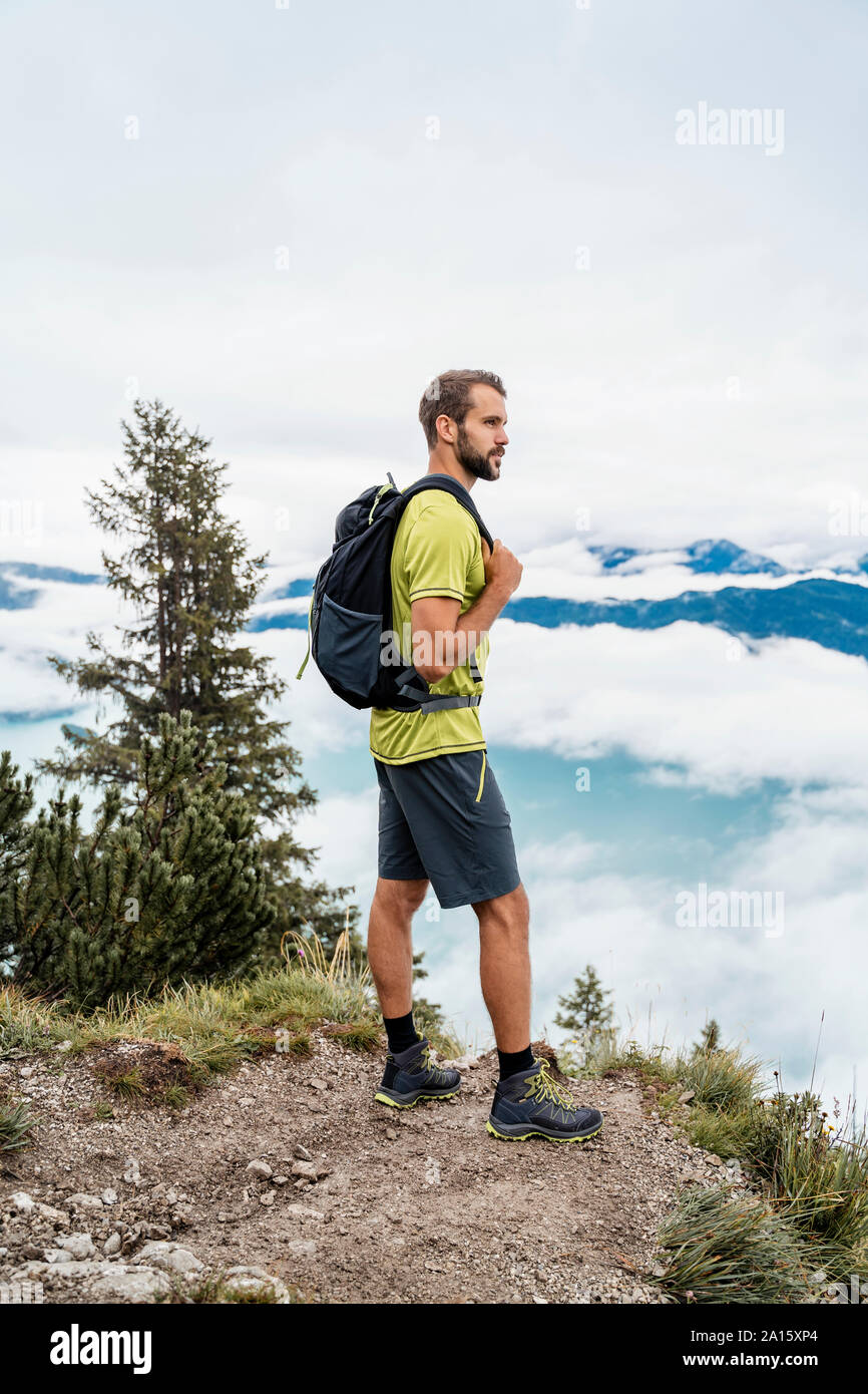 Jeune homme en randonnée dans les montagnes à la recherche à vue, Italia, Bavière, Allemagne Banque D'Images