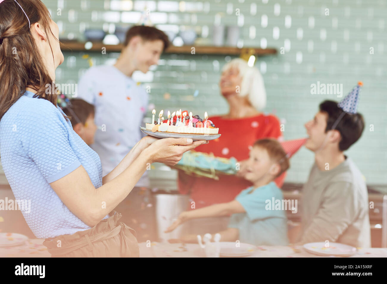 Mère et fils célèbre grand-mère, anniversaire dans la cuisine Banque D'Images