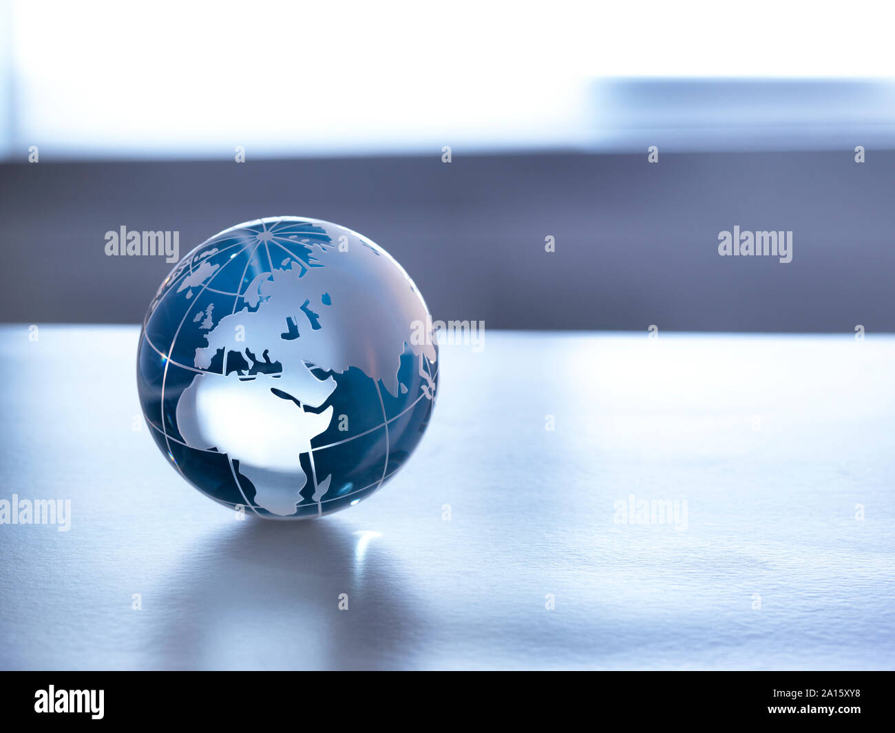 Les marchés mondiaux, un globe de verre illustrant le monde sur un bureau. Banque D'Images