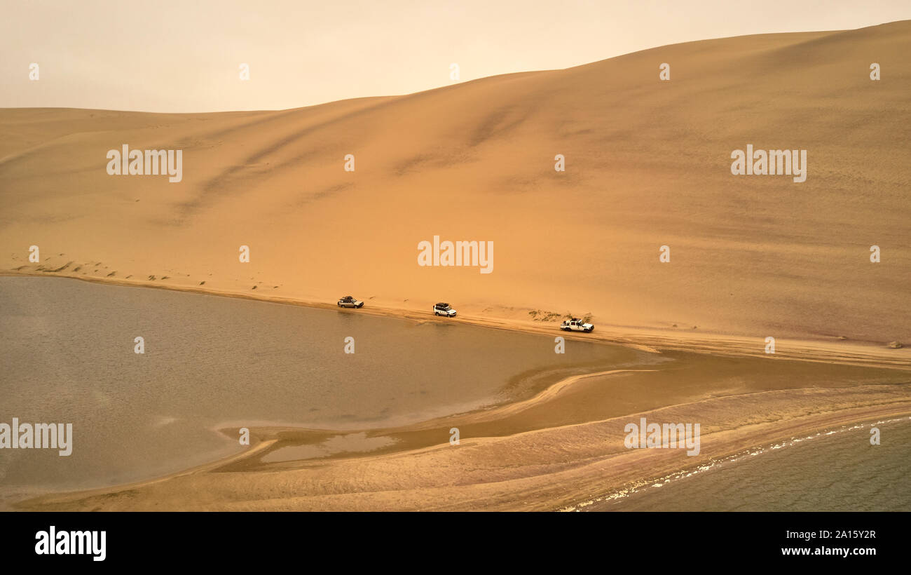 Vue aérienne de l'expédition de voitures 4x4, de Tombua à Foz de Cunene, Angola, Afrique du Sud Banque D'Images