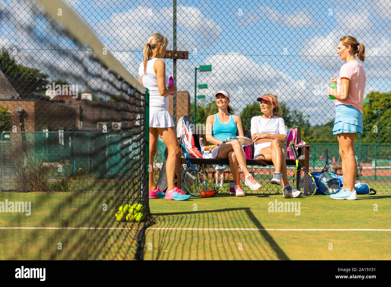 Les femmes mûres à tennis club prendre une pause pour jouer Banque D'Images
