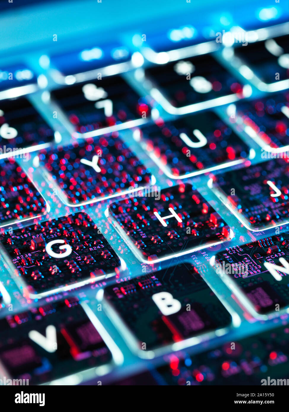 Double exposition d'un ordinateur portable montrant les composants électroniques sous le clavier Banque D'Images