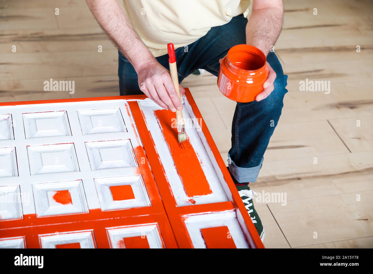 Man painting meubles avec pinceau à la maison Banque D'Images