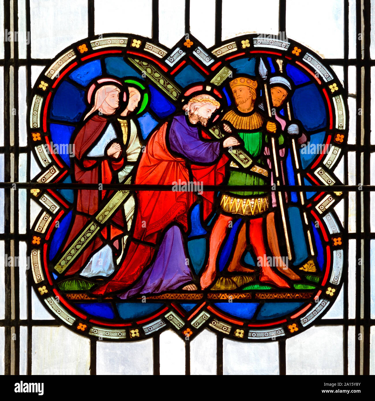 Londres, Angleterre, Royaume-Uni. L'église de St Michael, Cornhill. Vitrail : Jésus portant la croix Banque D'Images