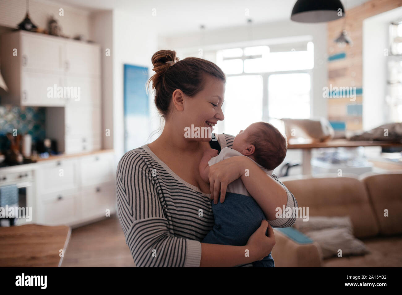 Portrait d'une jeune femme avec un bébé à la maison Banque D'Images