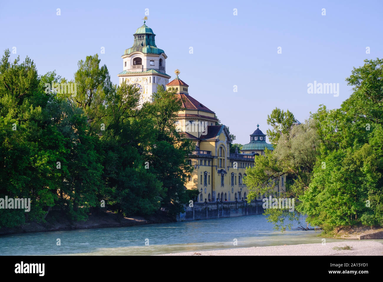 Allemagne, Munich, le fleuve Isar et Mullersches Volksbad building Banque D'Images
