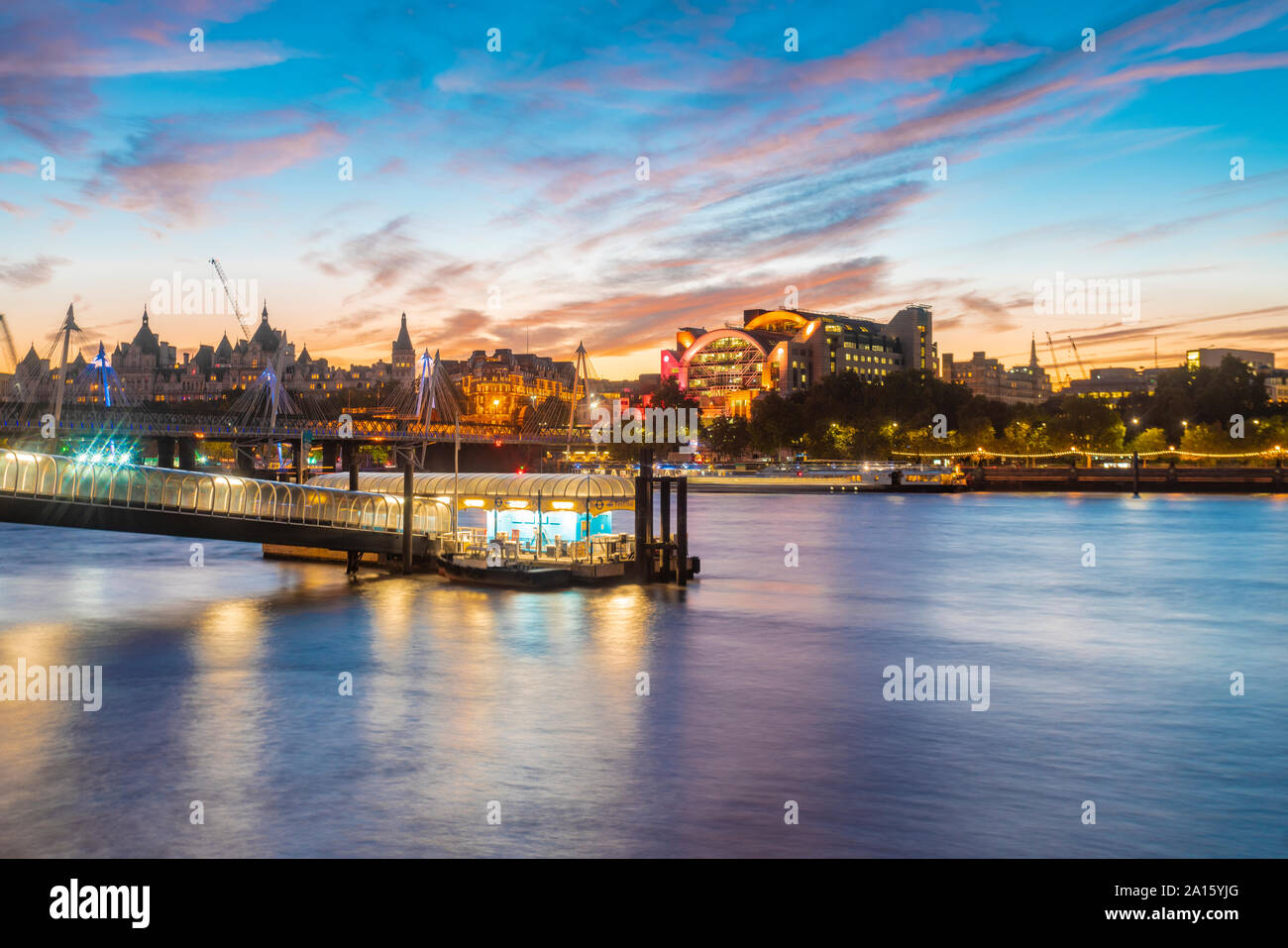 Des toits de Londres City avec le Festival Pier ferry station, London, UK Banque D'Images