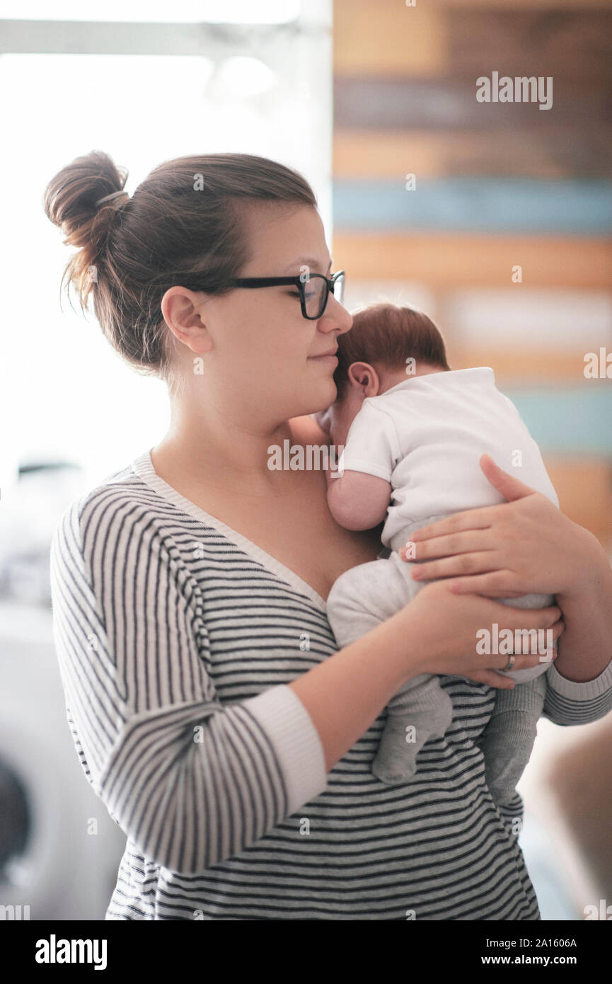 Portrait d'une jeune femme avec un bébé à la maison Banque D'Images