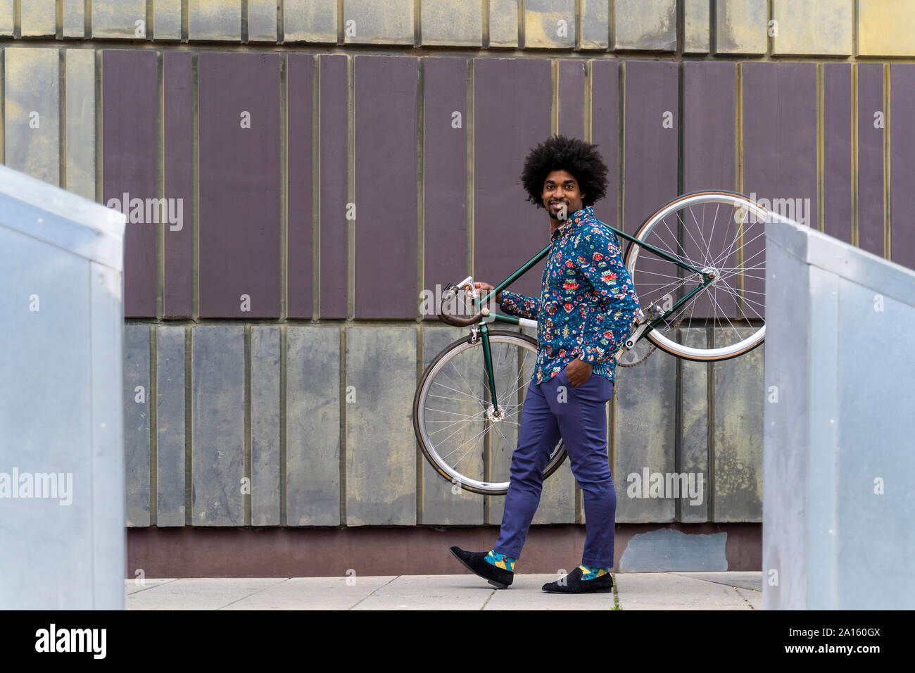 L homme elegant exercant son velo dans la ville Photo Stock Alamy