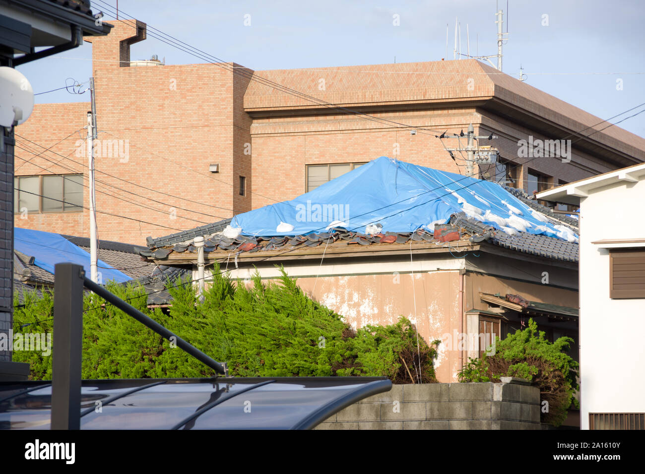 Minamiboso, Chiba, Japon, 09/23/2019 , Thyphoon Faxai numéro 15, les toits des maisons gravement endommagées par l'ouragan faxai, dans la municipalité de Minam Banque D'Images