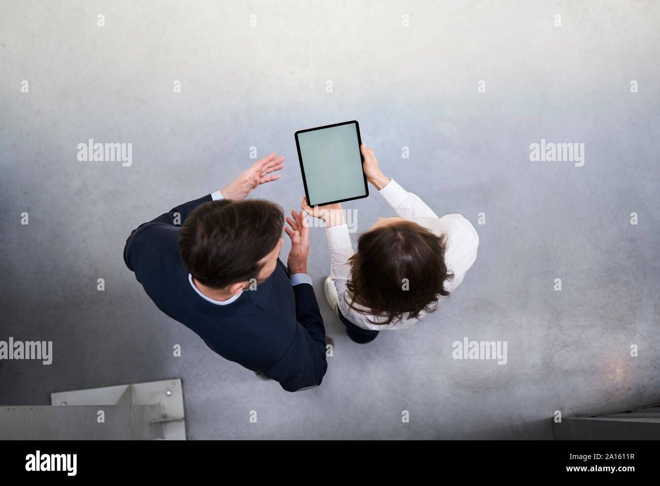 Vue de dessus du businessman and woman with tablet parler dans une usine Banque D'Images Vue de dessus du businessman and woman with tablet parler dans une usine Banque D'Images
