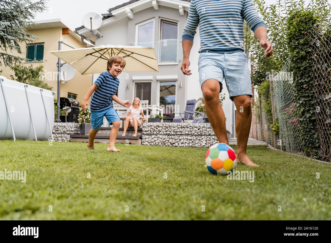 Père et fils à jouer au football dans le jardin Banque D'Images Père et fils à jouer au football dans le jardin Banque D'Images